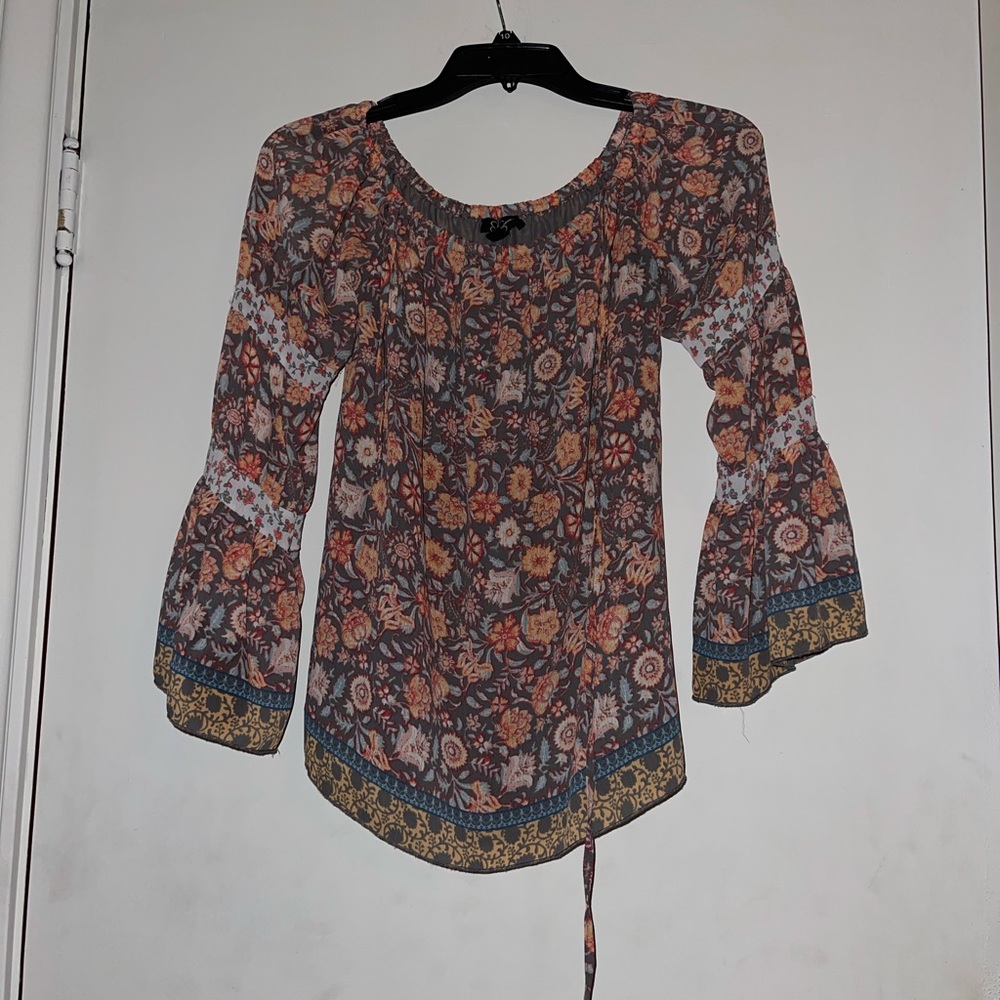 beautiful long sleeve nice top! Has gorgeous colored flowers all around size S.